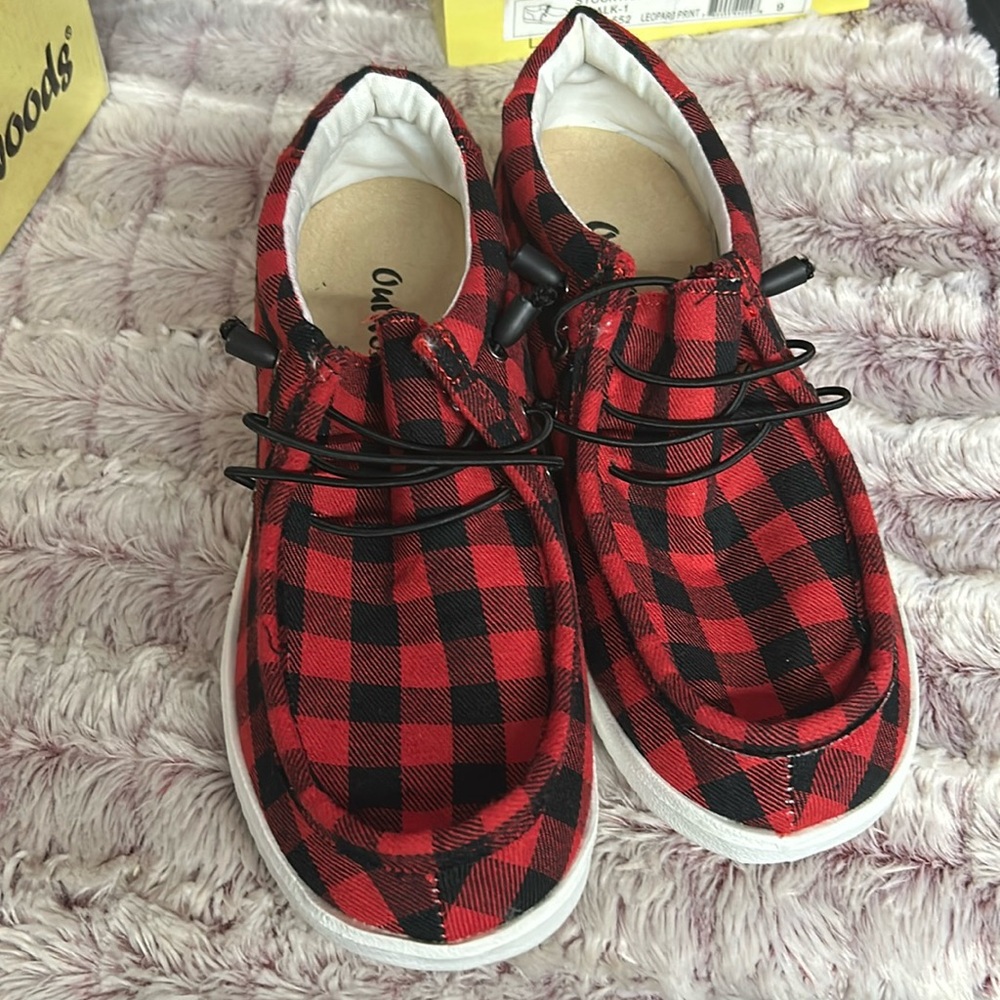Outwoods Women’s shoes/ sneakers size 8.5
